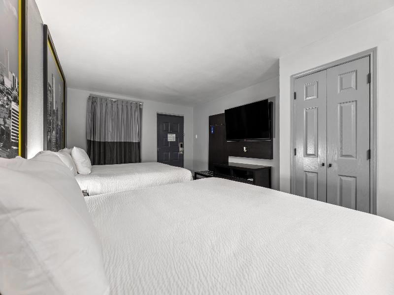 Super 8 By Wyndham Texas City image