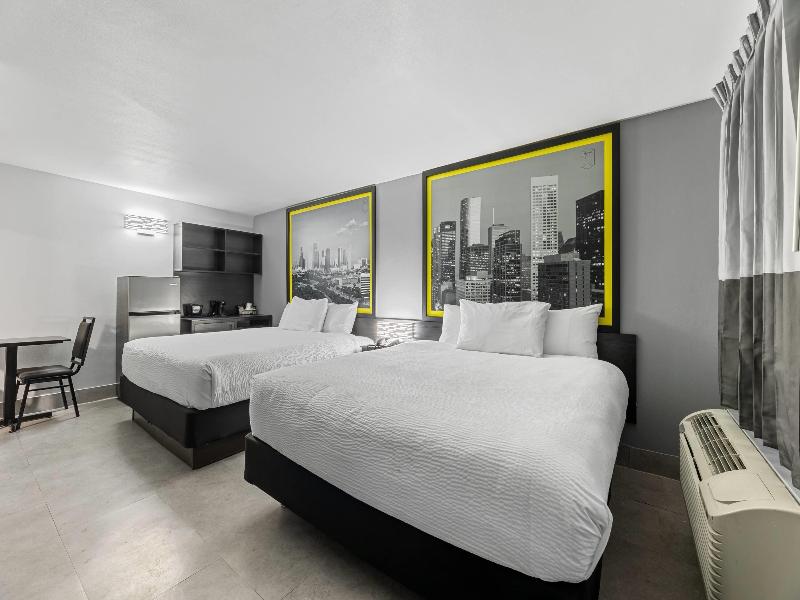 Super 8 By Wyndham Texas City image