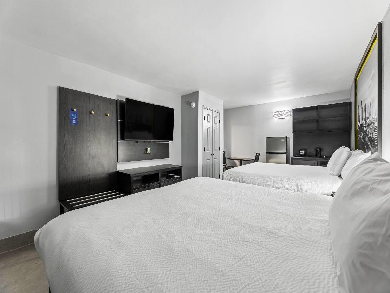 Super 8 By Wyndham Texas City image