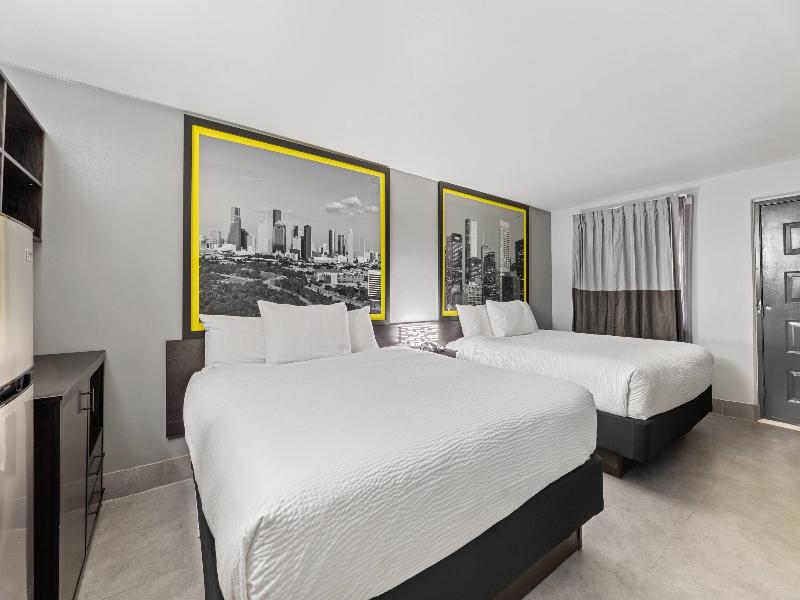 Super 8 By Wyndham Texas City image