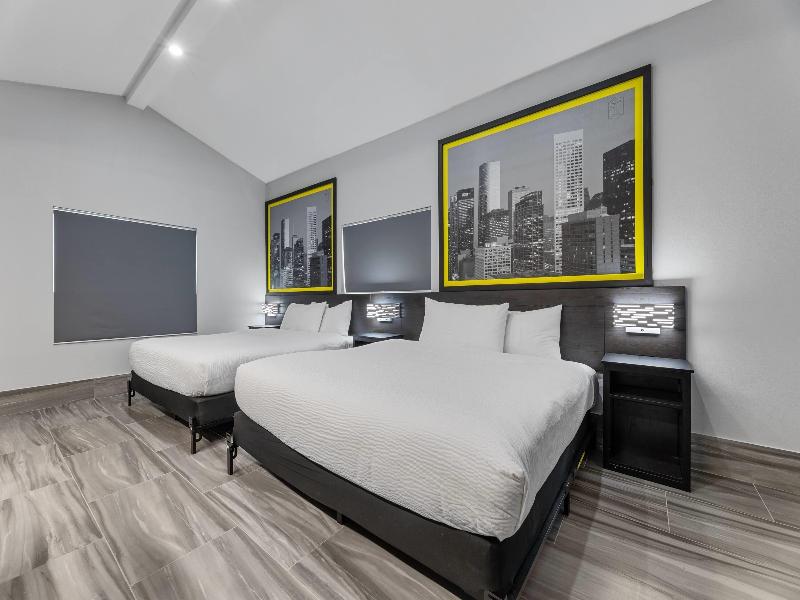 Super 8 By Wyndham Texas City image