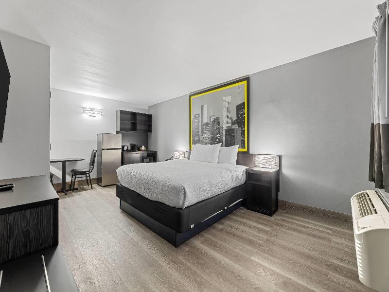 Super 8 By Wyndham Texas City image