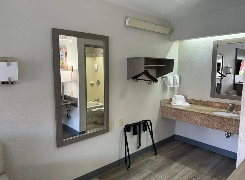 Econo Lodge Hickory image