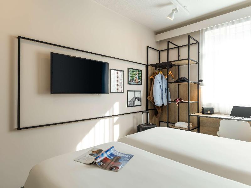 Ibis Bordeaux Nord Carbon Blanc image
