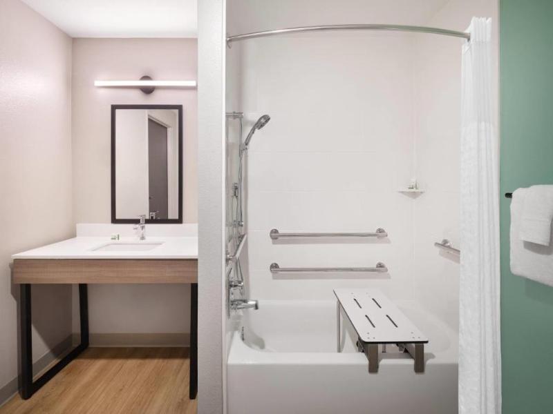 ECHO Suites Ext Stay Wyndham Houston Pasadena Fwy image