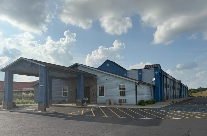 Super 8 By Wyndham Fort Wayne image