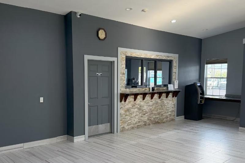 Super 8 By Wyndham Fort Wayne image