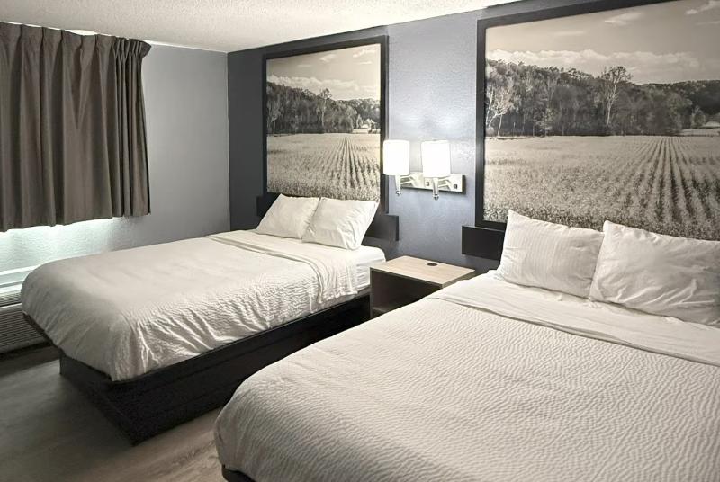 Super 8 By Wyndham Fort Wayne image