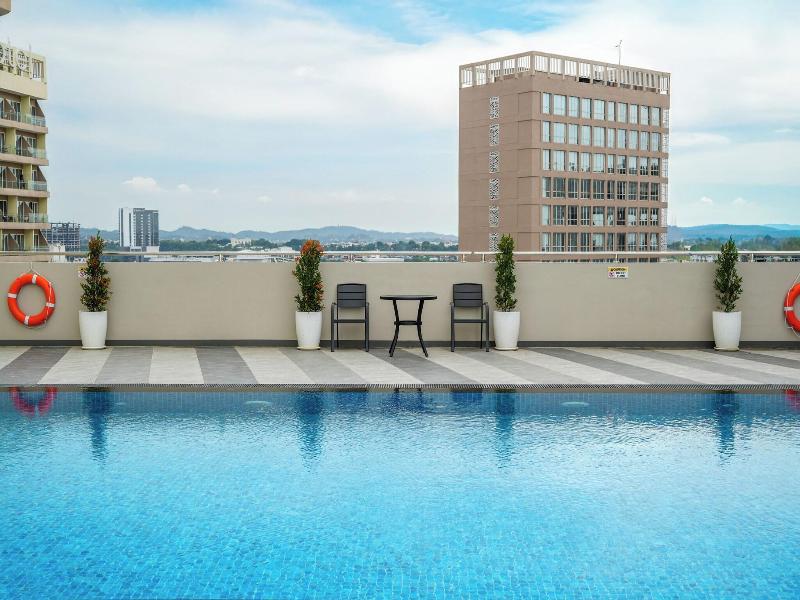 Harris Hotel & Suites Nagoya Batam image
