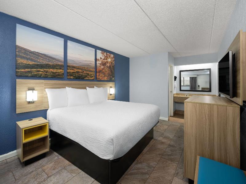 Days Inn By Wyndham Charlotte University image