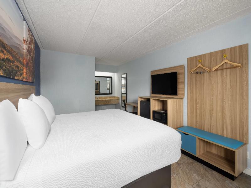 Days Inn By Wyndham Charlotte University image
