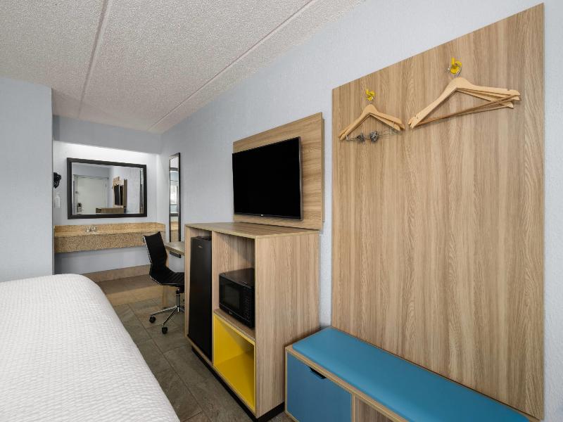 Days Inn By Wyndham Charlotte University image