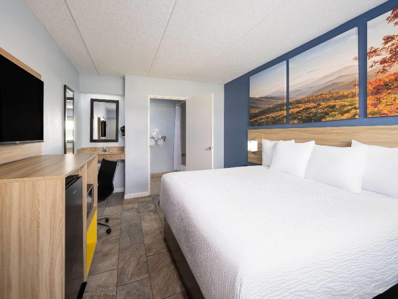 Days Inn By Wyndham Charlotte University image
