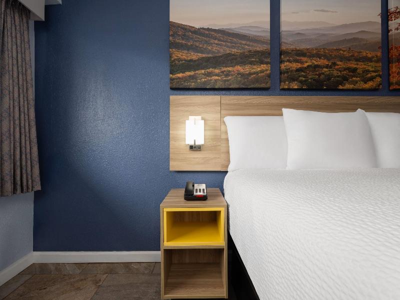 Days Inn By Wyndham Charlotte University image