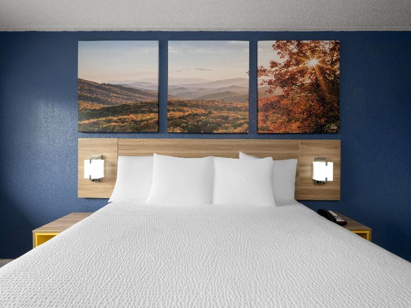 Days Inn By Wyndham Charlotte University image