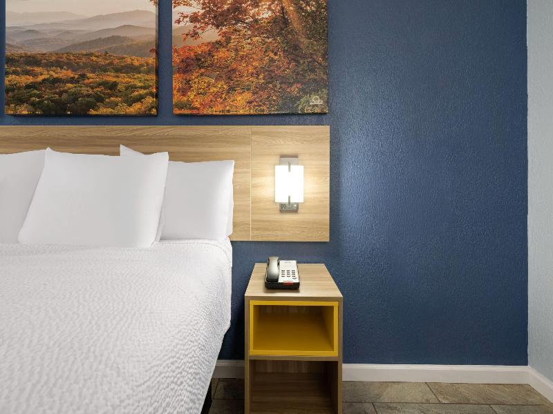 Days Inn By Wyndham Charlotte University image