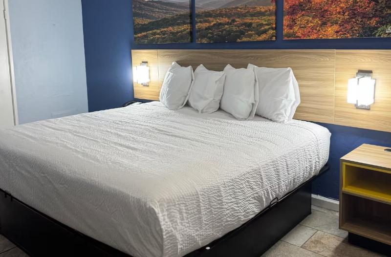 Days Inn By Wyndham Charlotte University - Image 4