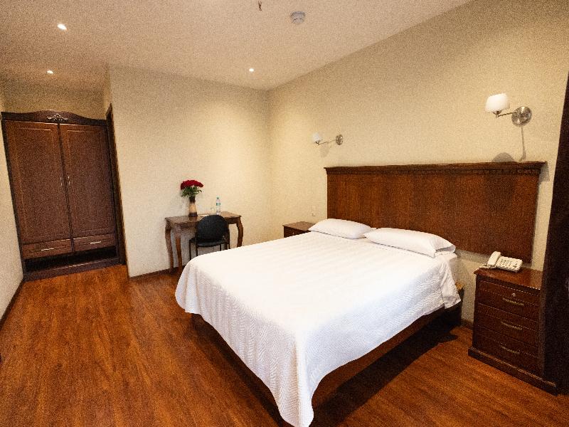 Hotel & Suites El Quijote image