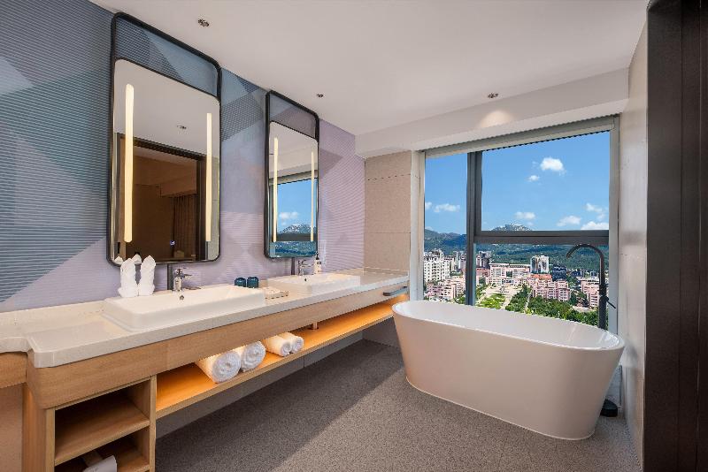 Holiday Inn Express Rizhao Oriental Colorful City  image