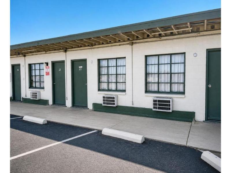 Carl's Motel — exterior view
