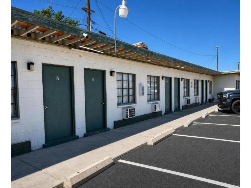 Carl's Motel — general view