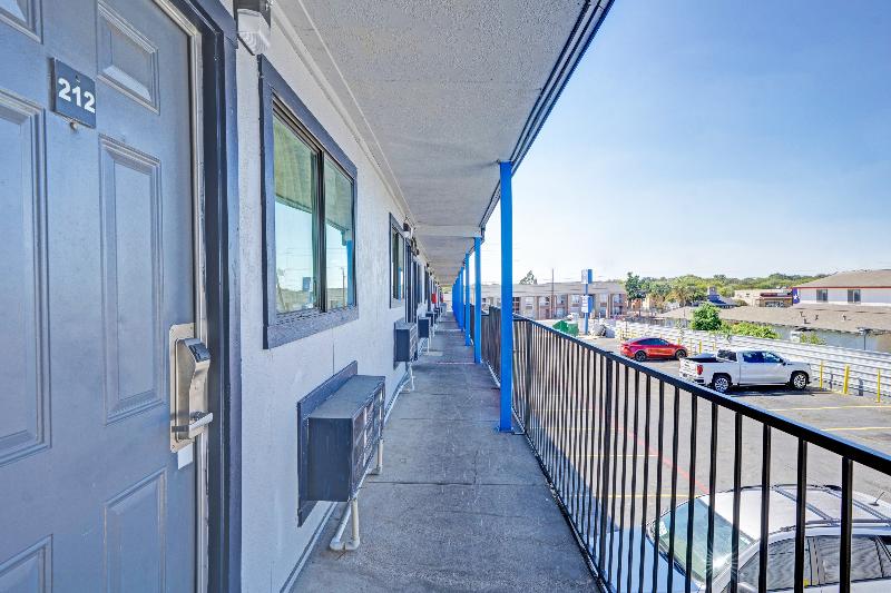 Super 7 Inn By Oyo San Antonio N.w. Medical Center - Image 1