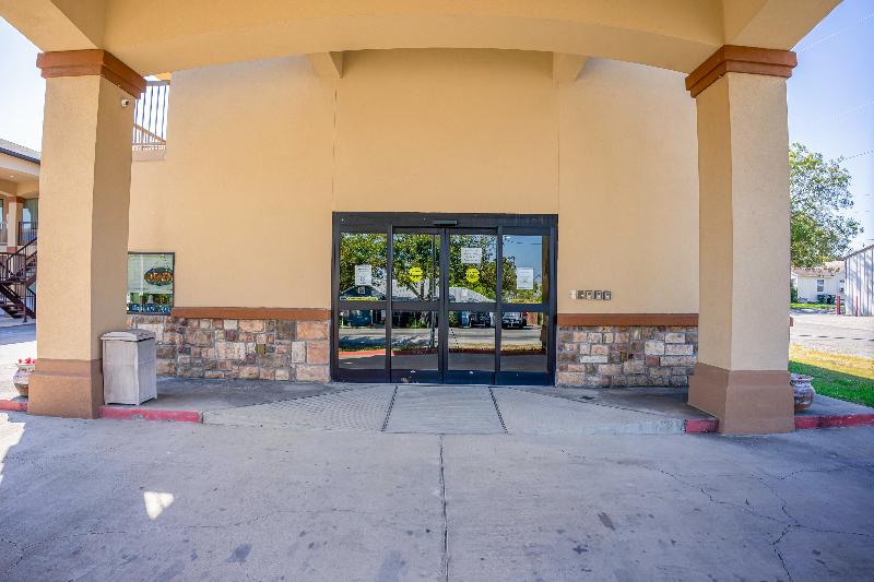 Moulton Inn & Suites By OYO Near Shiner TX image
