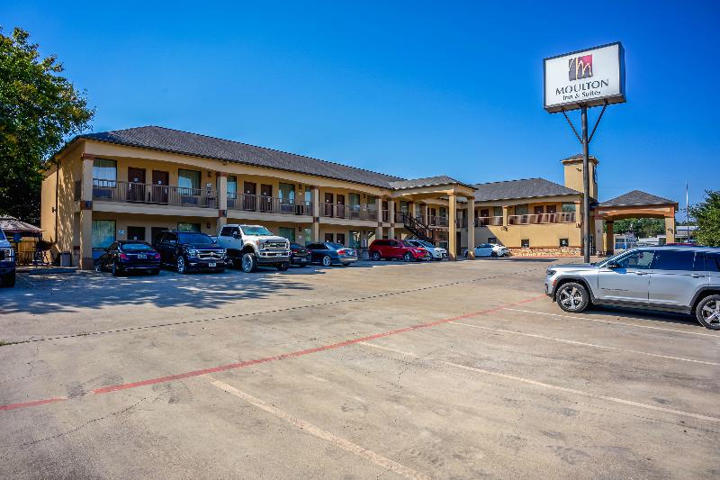 Moulton Inn & Suites By OYO Near Shiner TX image