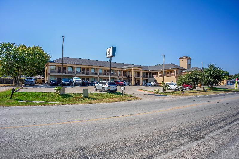 Moulton Inn & Suites By OYO Near Shiner TX image