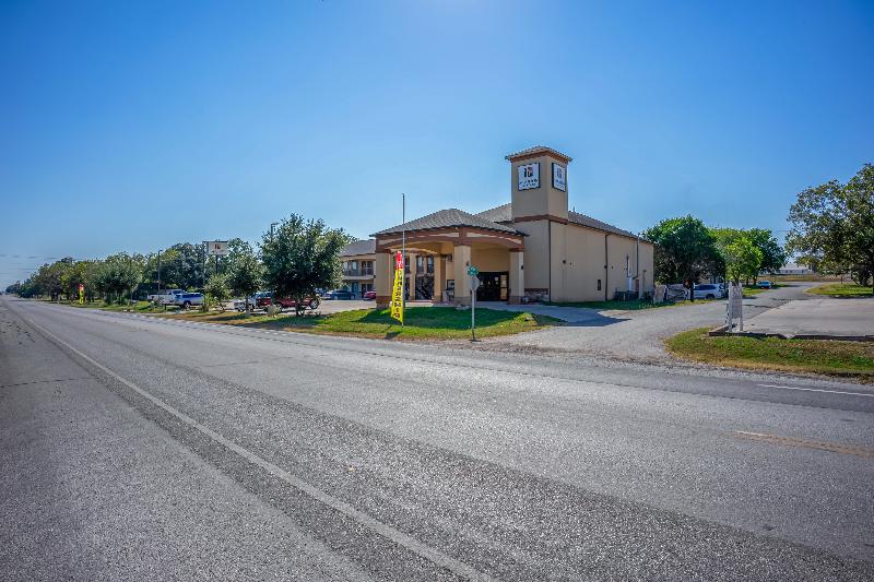 Moulton Inn & Suites By OYO Near Shiner TX image