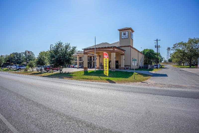 Moulton Inn & Suites By OYO Near Shiner TX image