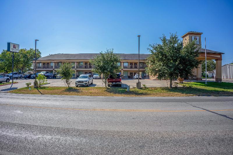 Moulton Inn & Suites By OYO Near Shiner TX image