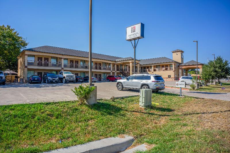 Moulton Inn & Suites By OYO Near Shiner TX image