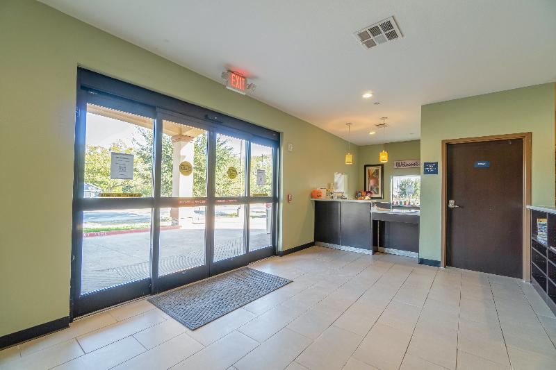 Moulton Inn & Suites By OYO Near Shiner TX image