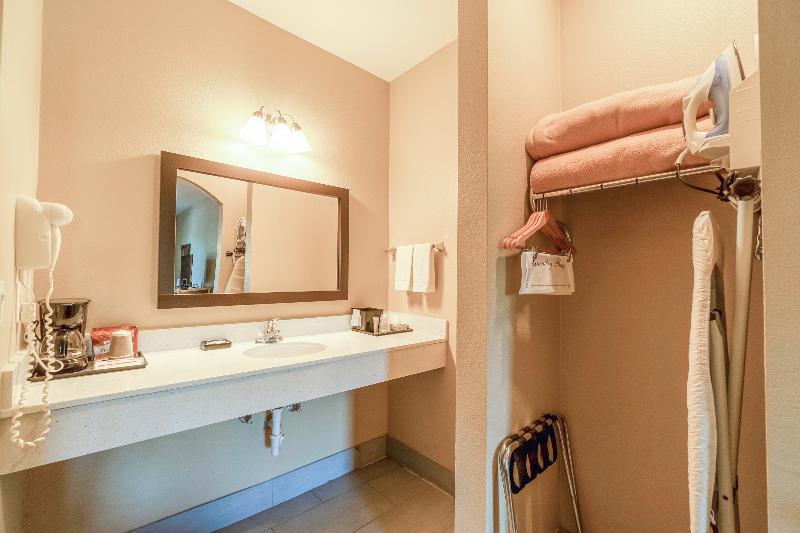 Moulton Inn & Suites By OYO Near Shiner TX image
