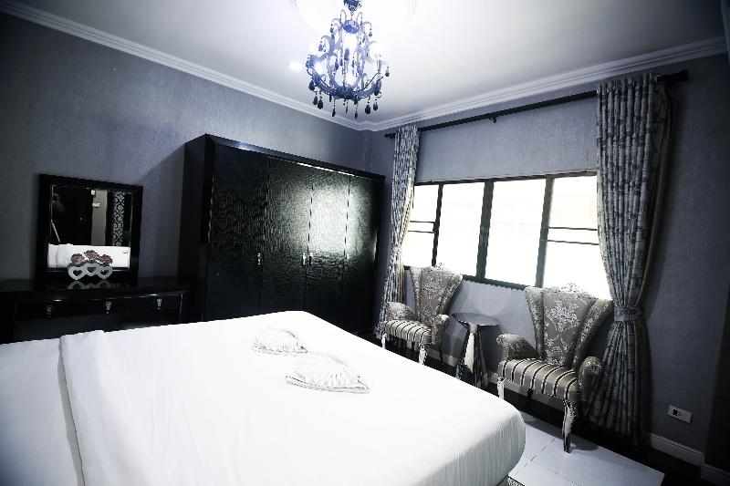 Golden Star Pattaya By Zuzu image