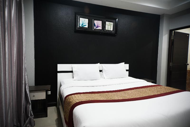 Golden Star Pattaya By Zuzu image