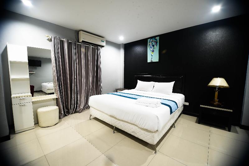 Golden Star Pattaya By Zuzu image