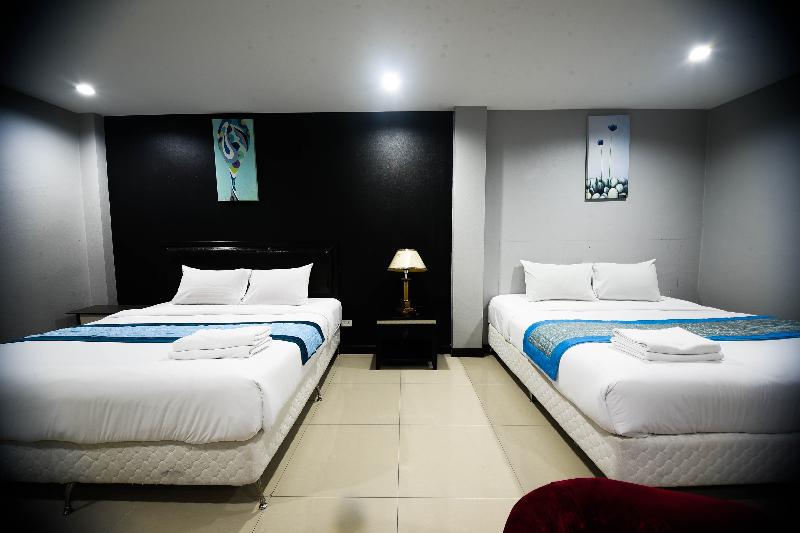 Golden Star Pattaya By Zuzu image