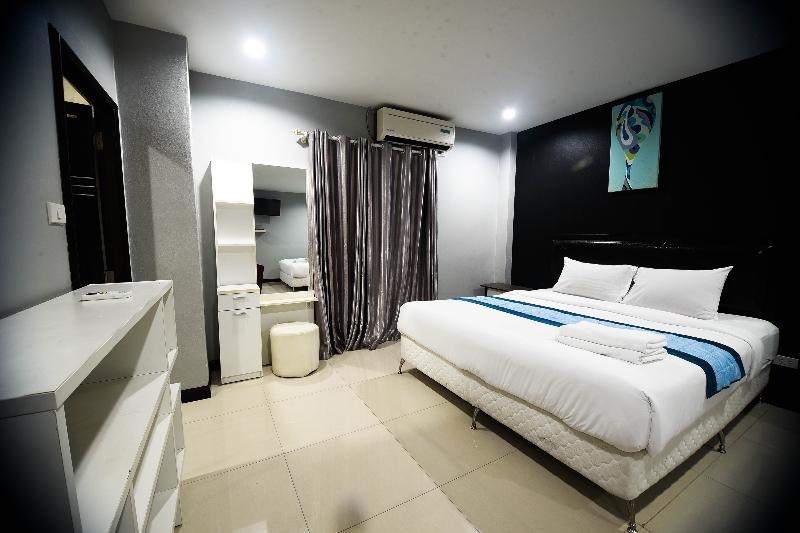Golden Star Pattaya By Zuzu image