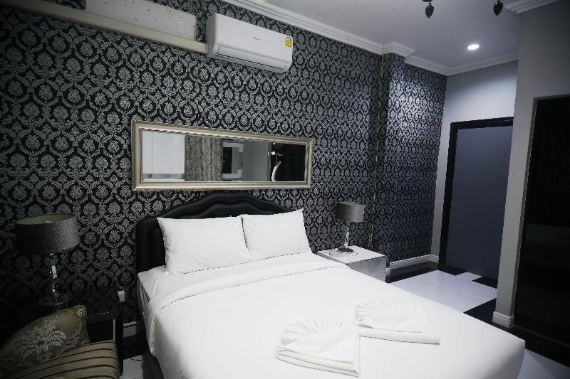 Golden Star Pattaya By Zuzu image