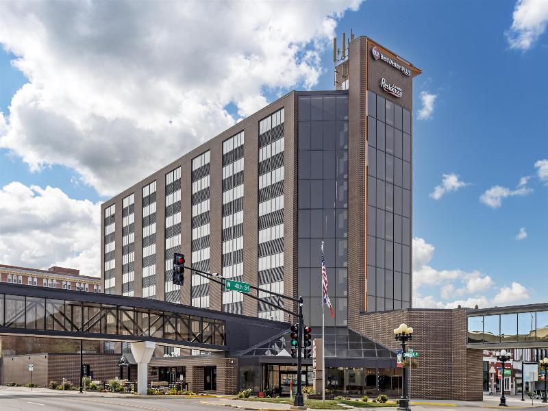 Executive Residency By Bw Waterloo & Cedar Falls image
