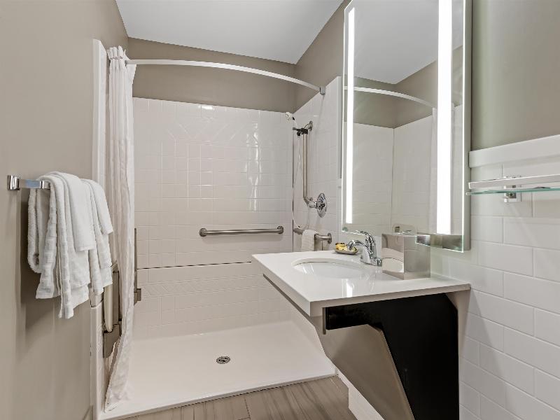 Executive Residency By Bw Waterloo & Cedar Falls image