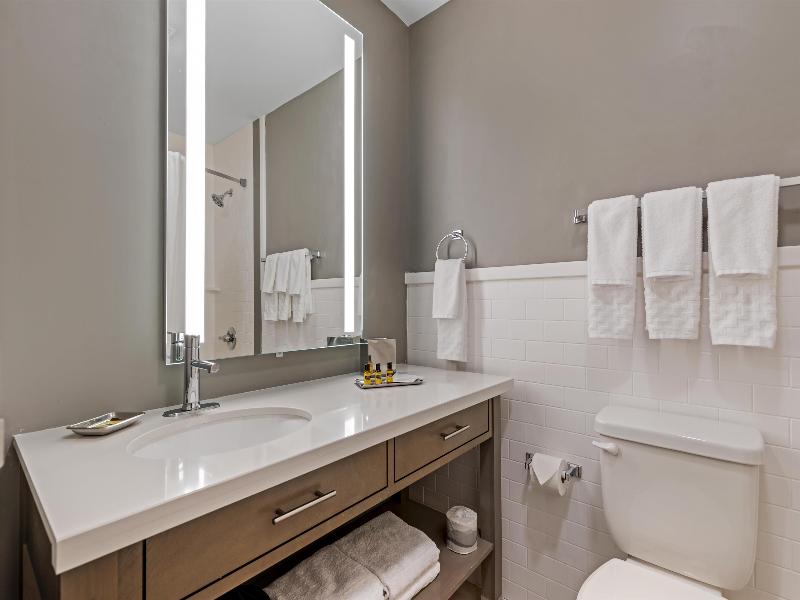 Executive Residency By Bw Waterloo & Cedar Falls image