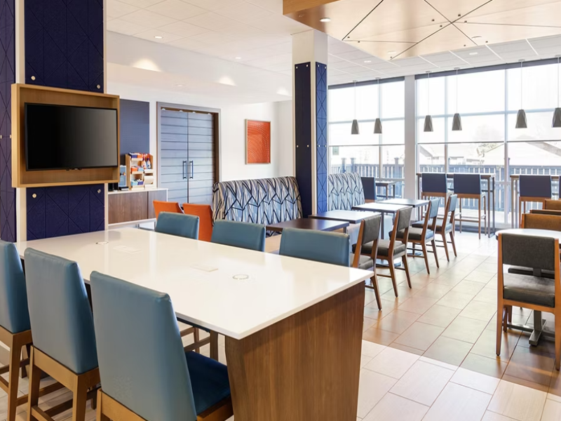 Holiday Inn Express & Suites Anchorage Midtown 