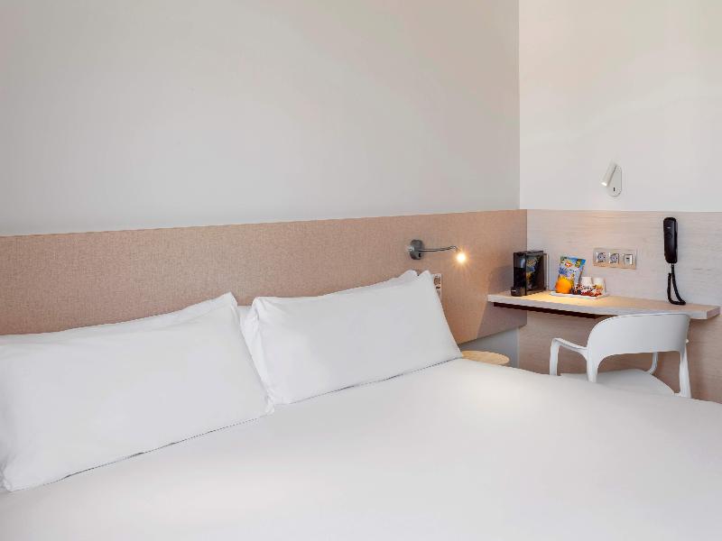 B&B HOTEL Málaga Centro image
