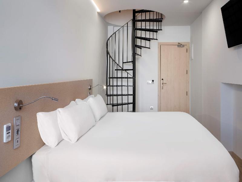 B&B HOTEL Málaga Centro image