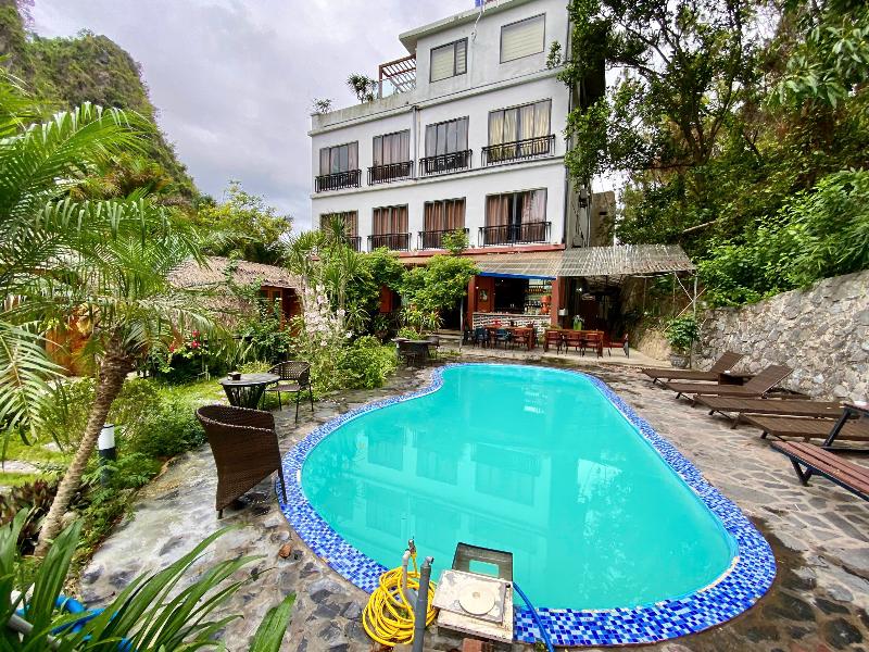 Catba Backpackers Hostel & Pool Bar