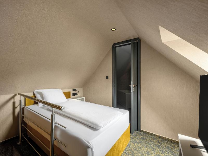 Hotel Allora image