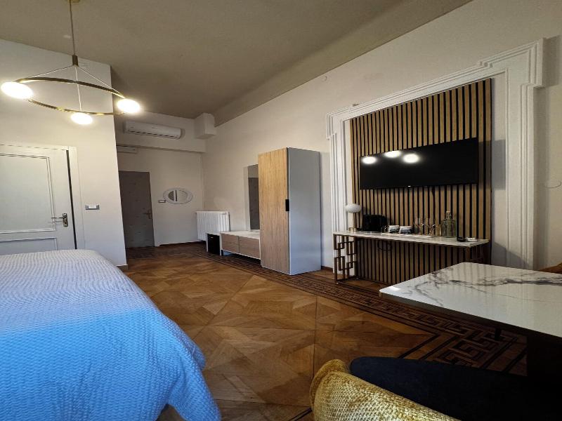 Bed & Chic Art Rooms image